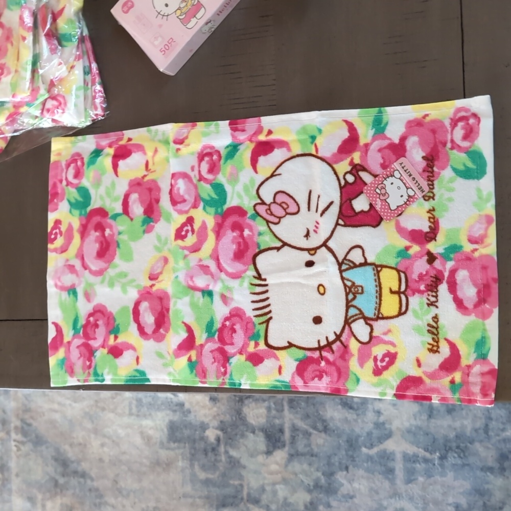 🆕 Hello Kitty Hand Towels - 2 - Picture 2 of 9